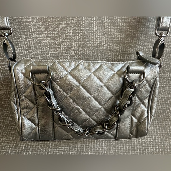 Poppie Jones Chic Silver Quilted Crossbody Shoulder Bag silver metallic - Picture 2 of 15